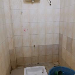 1 frans toilet voor 200 leerlingen tussen de 3 en 12 jaar oud en hun leraren,
